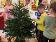 Zdobení vánočního stromečku